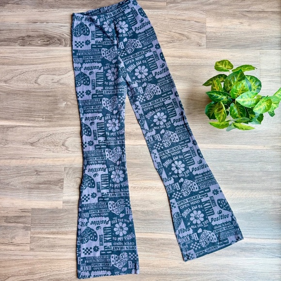Zoe + Liv Positive Vibes Graphic Print Flare Leg Pants Black & Gray Size XS - Picture 2 of 10